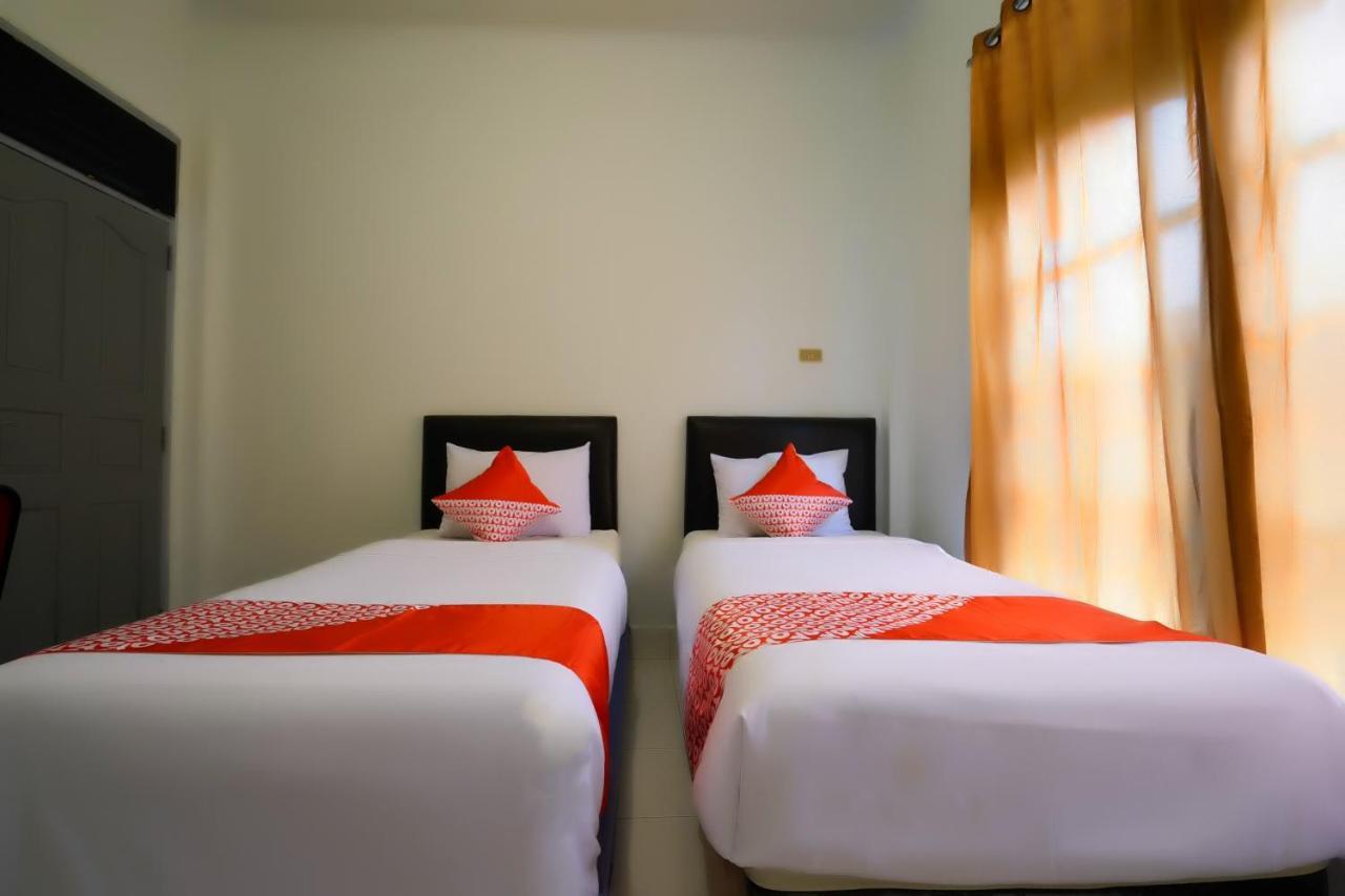 Oyo 2876 Hotel Idayu Palembang Buitenkant foto